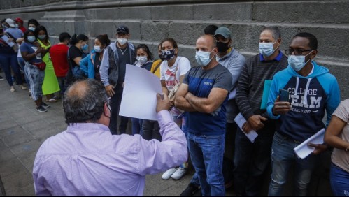 Largas filas de extranjeros en el centro de Santiago tras promulgación de Ley de Migraciones