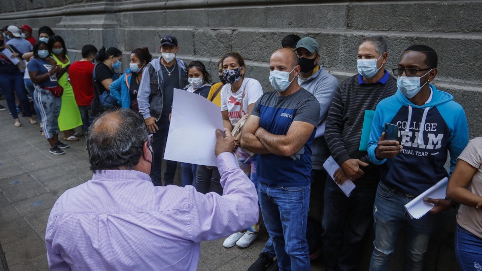 Largas filas de extranjeros en el centro de Santiago tras promulgación de Ley de Migraciones Largas filas de extranjeros en el centro de Santiago tras promulgación de Ley de Migraciones