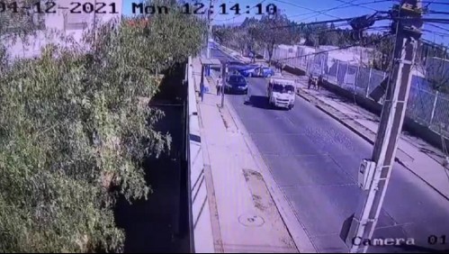 [VIDEO] Conductor atropella a adulto mayor y arrastra a carabinero para evitar fiscalización