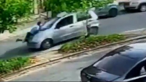 Video muestra a conductora que arrastra en su capot a hombre que termina muriendo con la caída