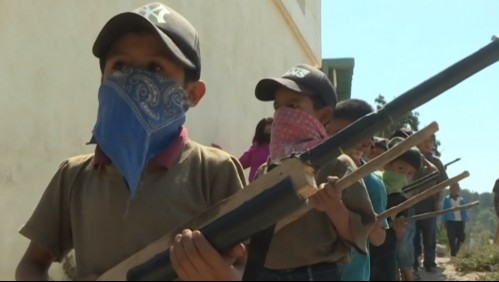 [VIDEO] Niños son entrenados con armas para defenderse contra los narcos en México