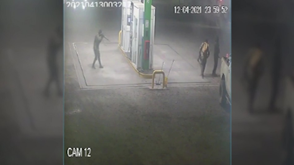 Video capta momento exacto del ataque incendiario en servicentro de Victoria Video capta momento exacto del ataque incendiario en servicentro de Victoria