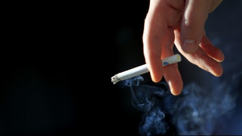 Tabaco seguirá siendo un bien esencial: Minsal rectifica declaraciones del ministro Paris