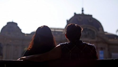 Regaló un kit de ADN a su pareja y descubrieron que son primos