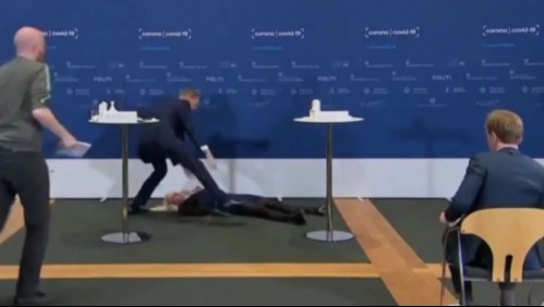 [VIDEO] Impactante desmayo de autoridad de salud en plena conferencia de prensa