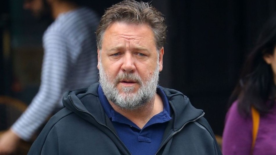 Actor luce irreconocible: Captan a Russell Crowe y a su joven novia paseando en bicicleta Actor luce irreconocible: Captan a Russell Crowe y a su joven novia paseando en bicicleta