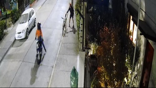 Motochorro asalta a ciclista y luego devuelve el celular porque 'no le gustó'