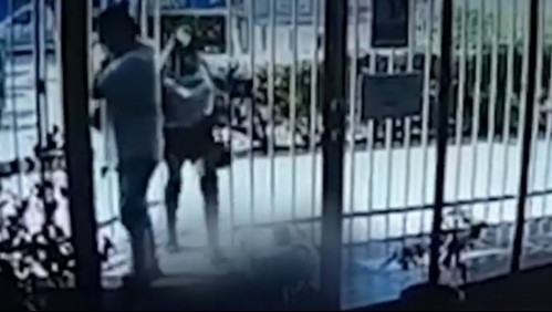 Mujer da feroz patada a un perro y agrede a conserjes por no poder ingresar visitas