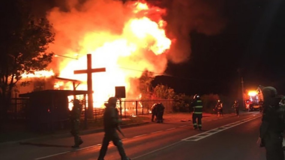 Incendio consume iglesia en la Región de La Araucanía: se investiga atentado Incendio consume iglesia en la Región de La Araucanía: se investiga atentado