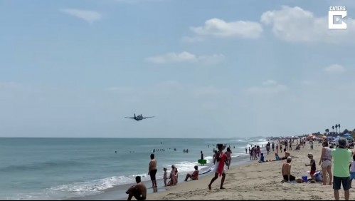 Graban sorprendente aterrizaje de emergencia de un avión en una playa llena de bañistas