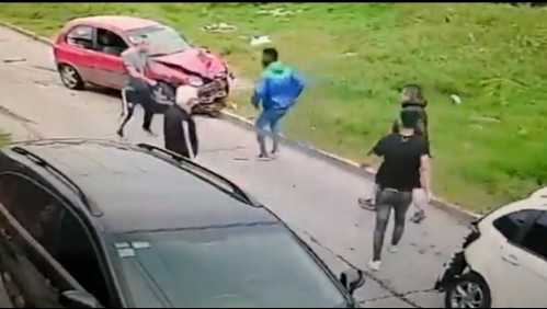 Hombre ayuda a su vecino a frustrar un asalto con puñetazos y patadas