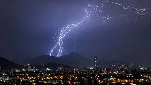Meteorología emitió aviso de probables tormentas eléctricas entre Coquimbo y Santiago