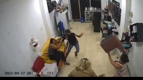 Mujeres se enfrentan a golpes a ladrón y frustran robo en un salón de belleza