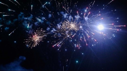 Usuarios de redes sociales nuevamente reportan explosiones de fuegos artificiales en Santiago