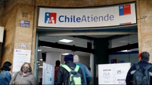 'No me sale nada': largas filas en SII y Chile Atiende para apelar al Bono de Clase Media