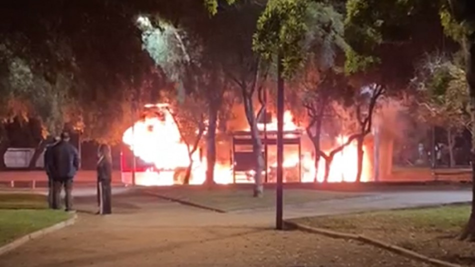 Cuatro desconocidos queman bus del Transantiago en Cerrillos Cuatro desconocidos queman bus del Transantiago en Cerrillos
