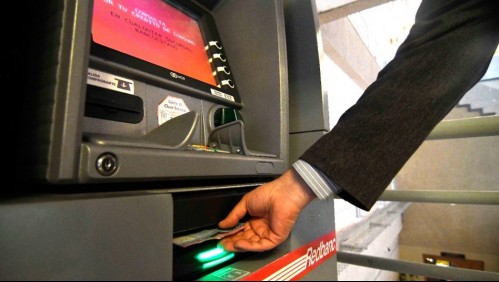 'Misión cumplida': joven devuelve $200 mil dejados por adulto mayor en un cajero