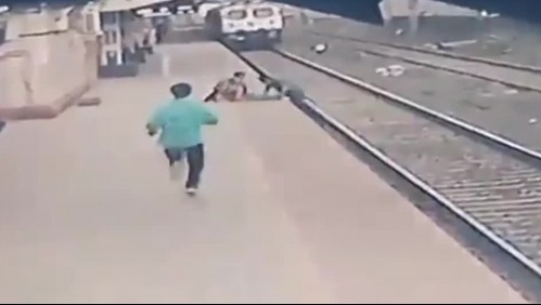 Hombre se viste de héroe y rescata a un niño que cae a la línea del tren en India