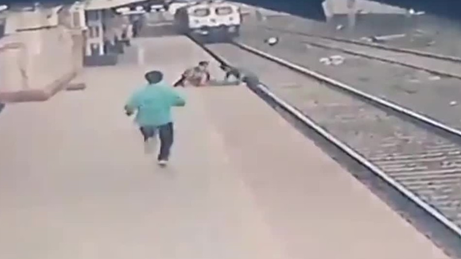 Hombre se viste de héroe y rescata a un niño que cae a la línea del tren en India Hombre se viste de héroe y rescata a un niño que cae a la línea del tren en India