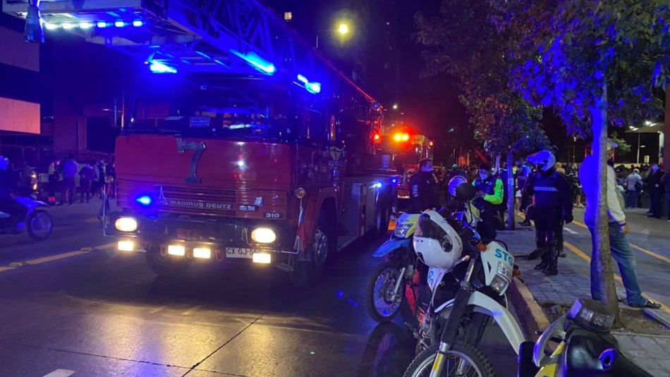 Bomberos rescata a hombre lesionado tras incendio en departamento de Santiago Centro Bomberos rescata a hombre lesionado tras incendio en departamento de Santiago Centro