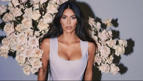Este es el atrevido look que tiene Kim Kardashian para estudiar sus textos de leyes