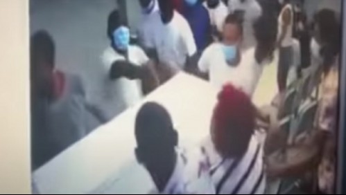 [VIDEO] Amigos de fallecido se roban el ataúd en pleno velorio