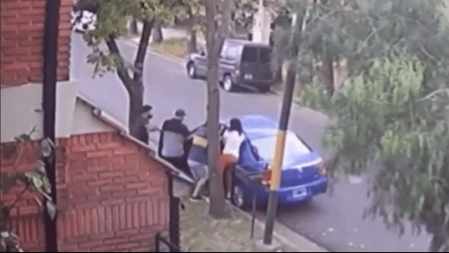 Video capta a madre en arriesgada maniobra para salvar a su hijo de asaltantes