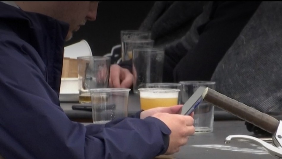 coronavirus Bar ofrece cerveza a gratis a clientes que se sometan a test de coronavirus.
