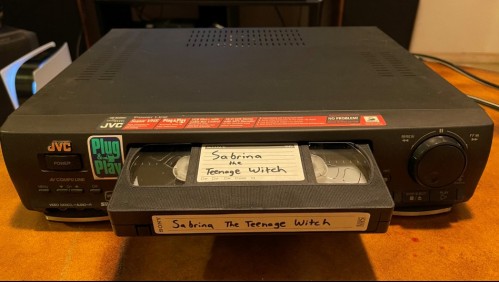 Mujer es acusada de 'delito grave' por no devolver película en VHS arrendada hace más de 20 años