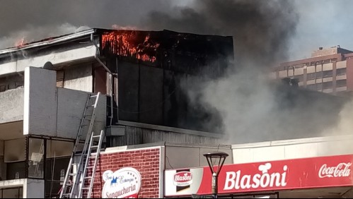 Evacuan vacunatorio tras incendio en locales comerciales de Concepción