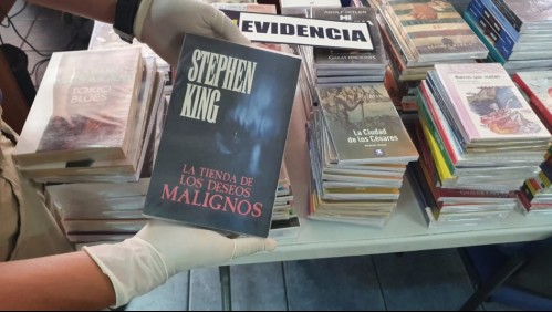 Feriante que vendía libros pirateados es detenido por la PDI en Iquique