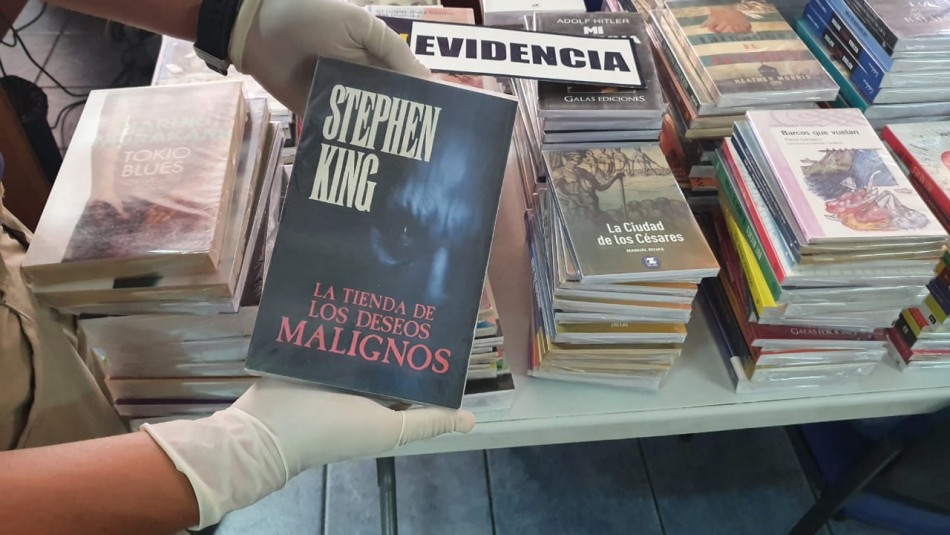 Feriante que vendía libros pirateados es detenido por la PDI en Iquique Feriante que vendía libros pirateados es detenido por la PDI en Iquique