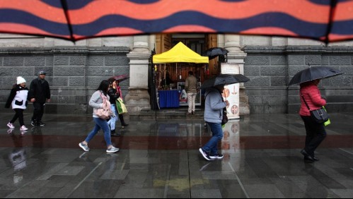 'Alta posibilidad' de lluvia en Santiago se extendería hasta la tarde del martes