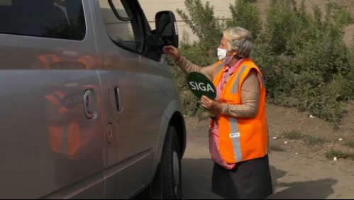 La historia de adulta mayor que dirige el tránsito porque su jubilación no le alcanza para vivir