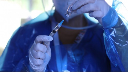 'Te contagio el Covid': sujeto golpea a enfermera en vacunatorio de Las Condes