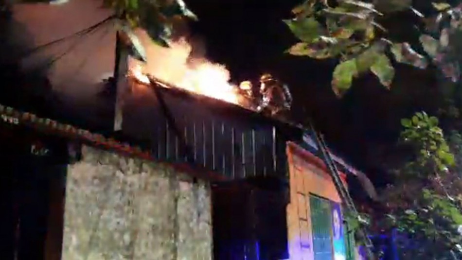 Incendio deja un muerto y dos viviendas afectadas en Los Ángeles Incendio deja un muerto y dos viviendas afectadas en Los Ángeles
