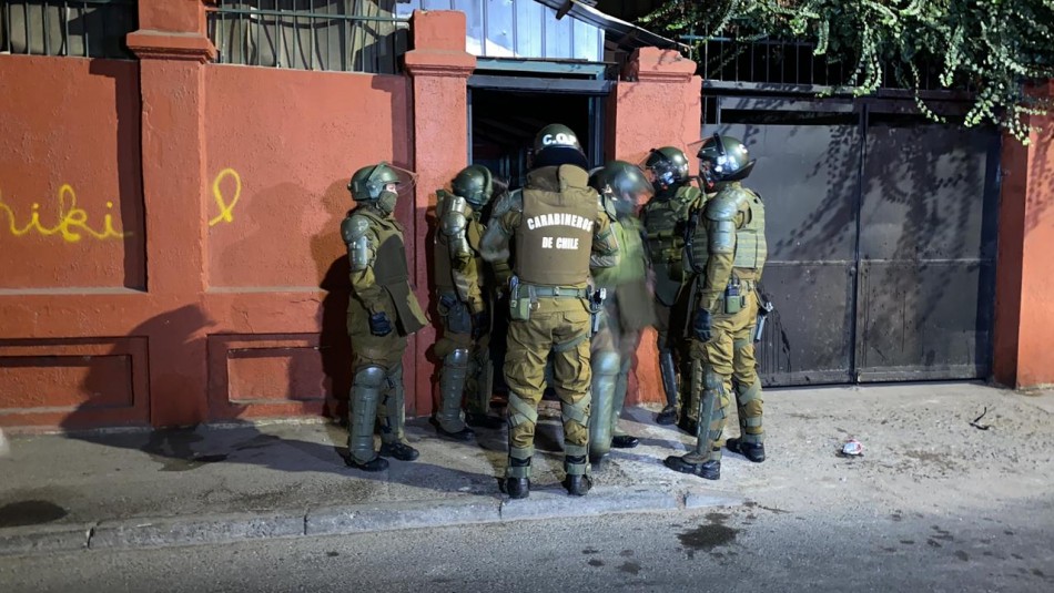 Escape masivo: Cerca de 60 personas participaban de fiesta clandestina en centro de Santiago Escape masivo: Cerca de 60 personas participaban de fiesta clandestina en centro de Santiago