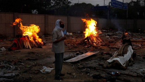 India: Tuvo que llevar en brazos y al cementerio el cuerpo de su esposa durante 3 kilómetros