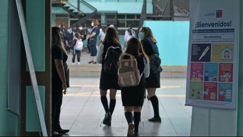 'Tiene una obsesión': Colegio de Profesores critica a ministro Figueroa por clases presenciales
