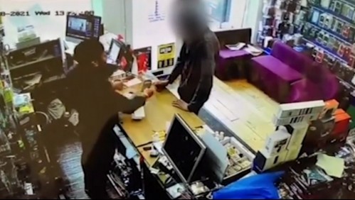 Ladrón no pudo huir de local comercial y decide devolver el celular que robó