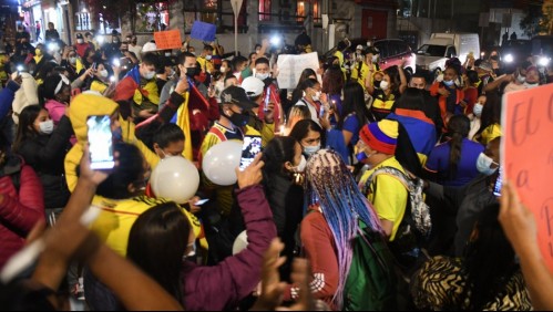 Colombianos residentes en Antofagasta hacen velatón por víctimas de manifestaciones en su país