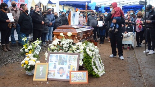 Caso Emilio: entre aplausos despiden los restos del niño asesinado en Longaví