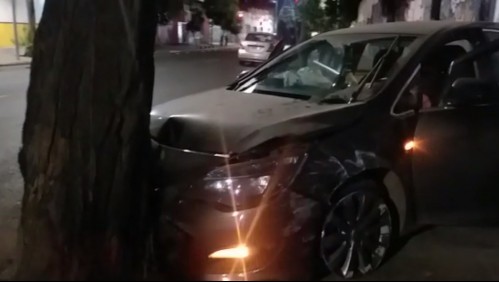 Delincuentes se niegan a control policial, escapan y chocan contra un árbol en Santiago Centro