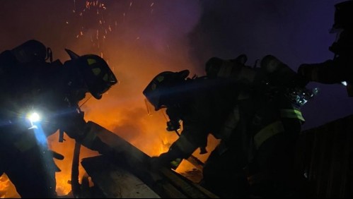 Incendio afectó a campamento de La Florida: Vecino murió mientras prestaba ayuda