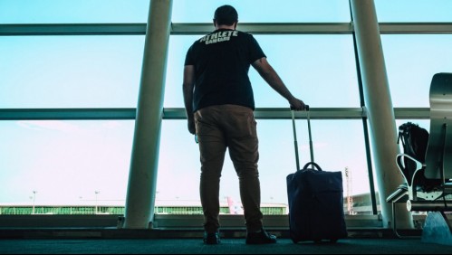 Hombre con coronavirus falsifica resultados de su prueba para viajar en avión hasta Argentina