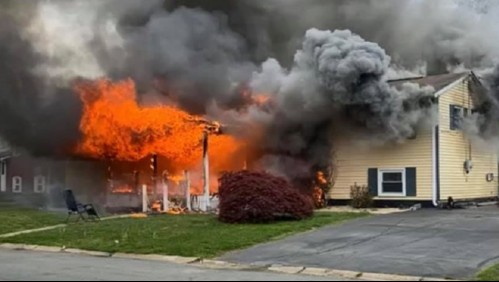 Mujer incendia su casa con una inquilina adentro y se sienta en el césped para verlo
