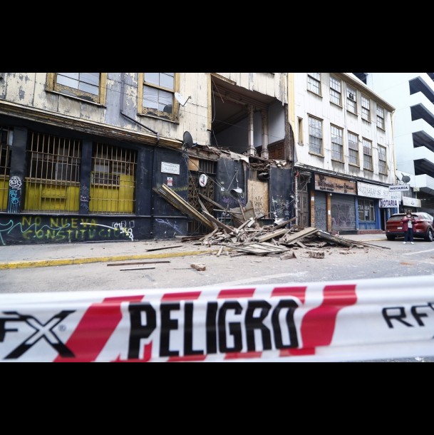 Derrumbe afecta a fachada de tradicional bar de Valparaíso ...