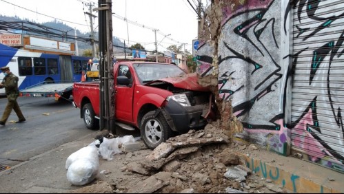 Conductor deja camioneta incrustada en una casa y se fuga: copiloto volvió por los documentos