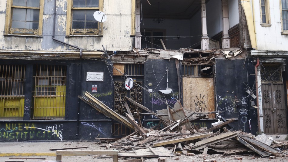 derrumbe-valparaiso Derrumbe afecta a fachada de tradicional bar de Valparaíso: estructura será demolida