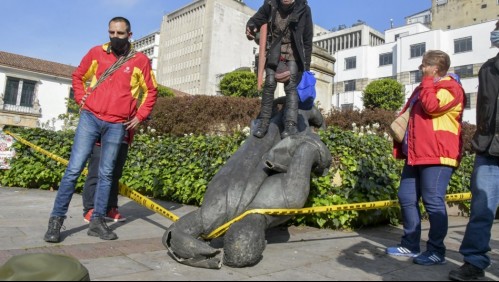 'El más grande masacrador y violador': derriban estatua de conquistador español en Bogotá